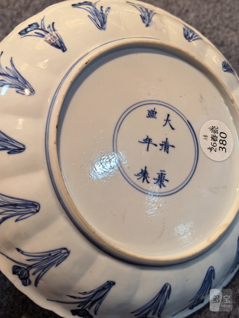 清康熙 青花人物瓜棱型盘一对 - 图9